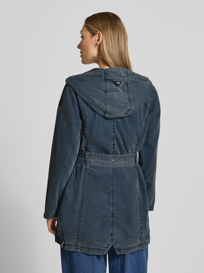 Frauenmodel trägt Jacke mit Bindegürtel Modell 'PREA' von khujo aus Baumwoll-Mix, Regular-Fit, Kapuze, Label-Stitching in Blau, Ganzkörperansicht Rückansicht. Rückenlänge bei Größe S: 37 cm, Schulterbreite: 44 cm, Brustweite: 45 cm, Ärmellänge: 53 cm.