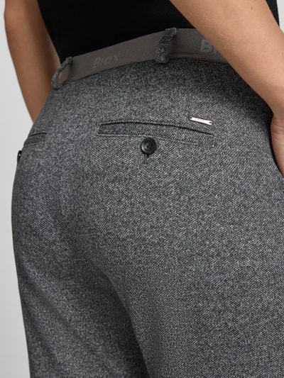 Frauenmodel trägt Schmale Hose mit Baumwoll-Anteil Modell 'MARON S' von Brax in Grau mit feiner Textur, Nahaufnahme Rückansicht, Damen Schmale Hose von Brax.