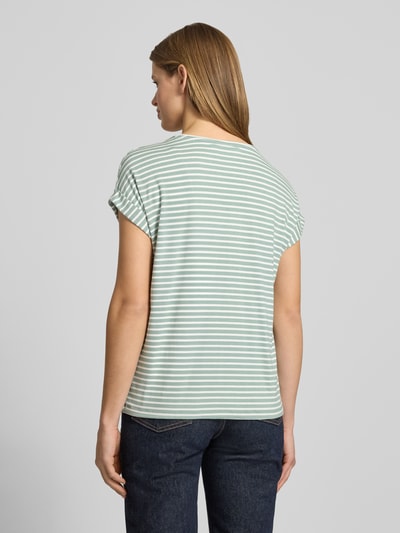 Vrouwenmodel draagt Regular Fit T-shirt uit viscosemix model 'MOSTER' van Only, gestreept, tweekleurige look, jersey, korte mouw, ronde hals, Ganzkörperansicht Rückansicht.