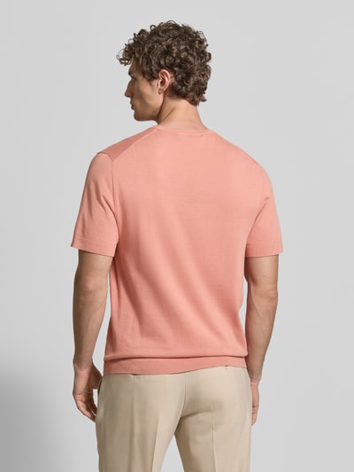 Männermodel trägt Regular Fit T-shirt uit puur biologisch katoen model 'TORINO' van SELECTED HOMME, look: effen, fijngebreid, korte mouw, ronde hals, mouwboord geribd, Ganzkörperansicht Rückansicht.