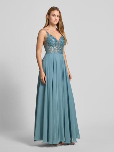 Kobiece modelka nosi Abendkleid mit Paillettenbesatz od Hey Kyla, fason: taliowany, długość: maxi, dekolt w serek, cekinowe obszycie, zamek błyskawiczny z tyłu, wykończenie materiału: szyfon, długość tyłu w rozmiarze 36: 152 cm, szerokość w rozmiarze 36: 32 cm, jasnoniebieskie, błyszcząca góra, gładki dół, tekstura delikatna, całkowity widok z przodu.