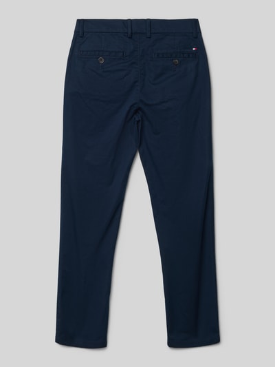 Produktfoto, Slim Fit Chino aus Baumwoll-Mix von Tommy Hilfiger Teens in Unifarben, Passform Slim Fit, Gürtelschlaufen, Logo-Stitching, Bundabschluss mit Weitenregulierung innen, seitliche Eingrifftaschen, Gesäßtaschen, Material Baumwoll-Mix, dunkelblaue Farbe, glatte Textur, klare Linien.