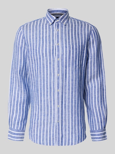 Produktfoto, Slim Fit Freizeithemd aus reinen Leinen von Christian Berg Men, niebiesko-białe paski, krój slim fit, czysty len, długi rękaw, button-down, pełna lista guzików, sportowy mankiet, długość tyłu w rozmiarze M 79 cm, szerokość w rozmiarze M 48 cm, długość rękawa w rozmiarze M 65 cm