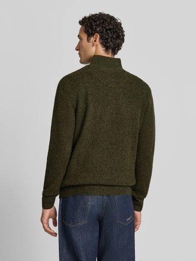 Männermodel trägt Regular Fit Strickpullover aus reiner Wolle von MCNEAL in Olivgrün mit gerippten Bündchen, Rückenansicht, Ganzkörperansicht Rückansicht.
