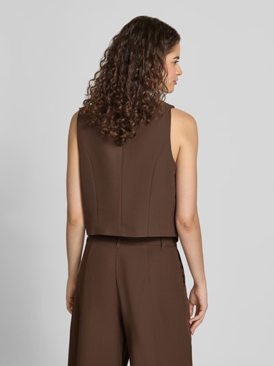 Frauenmodel trägt Regular Fit Anzugweste mit Viskose-Anteil Modell 'BOSELLA' von PIECES in Braun, glatte Struktur, Ganzkörperansicht Rückansicht.