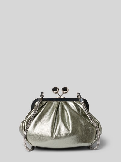 Produktfoto, srebrna Tote Bag in Leder-Optik Modell 'Fyn' von Seidenfelt, Materiał skóropodobny, Główna przegroda z zapięciem na magnes, pasek, szerokość w rozmiarze 1: 17 cm, długość w rozmiarze 1: 15 cm, głębokość w rozmiarze 1: 8 cm, długość paska na ramię w rozmiarze 1: 114 cm