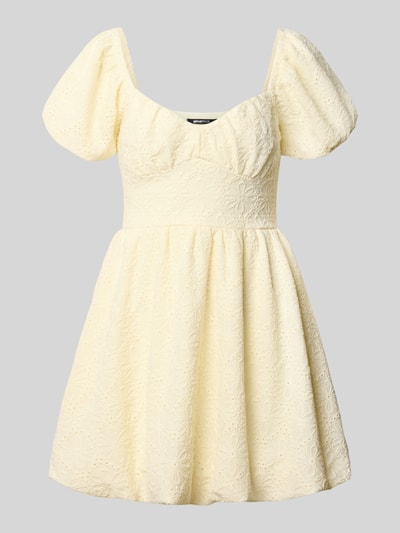 Produktfoto, Minikleid mit floralem Loch-Stitching van Gina Tricot in lichtgeel, elastische materiaalmix, getailleerd, plooien, met korte mouwen
