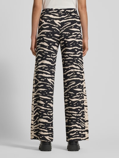 Vrouwenmodel draagt Wide Leg Stoffhose mit elastischem Bund van Marc Cain, zwart-beige zebrapatroon, materiaal-mix met stretch. Volledig lichaam achteraanzicht.