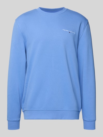 Produktfoto, Regular Fit Sweatshirt aus Baumwoll-Mix von Tommy Jeans, Optik: Unifarben, Label-Stitching-Applikation, Rundhals, Langarm, gerippte Abschlüsse, Materialverarbeitung: Sweat, Farbe: Hellblau, glatte Struktur.