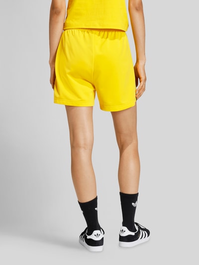 adidas Originals Trainingsshorts mit Label Stitching GELB 5