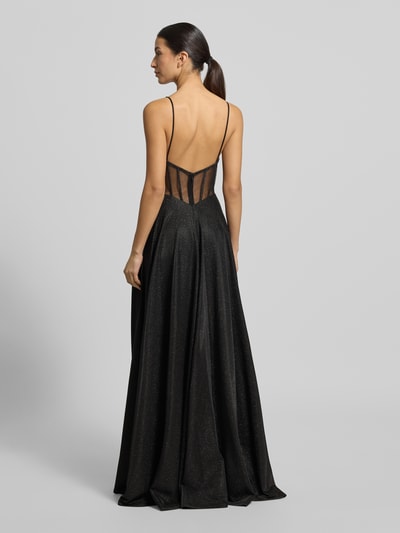 Kobiece modelka nosi Abendkleid mit Spaghettiträger von Jake*s Cocktail, czarna tkanina, rozkloszowany krój, widoczny zamek, ramiączka, widoczna podszewka, szerokość w rozmiarze 36: 36 cm, długość tyłu: 128 cm, widok całej sylwetki z tyłu.
