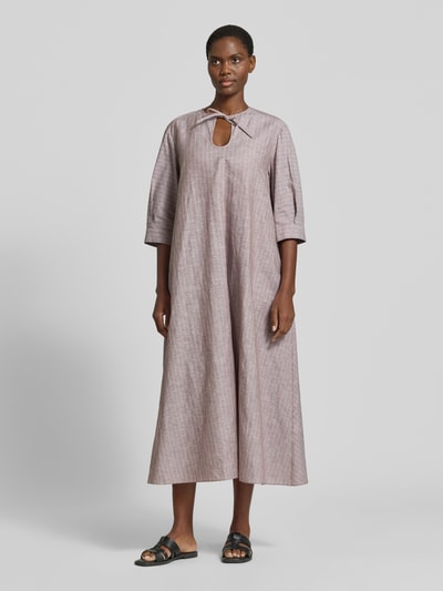 Frauenmodel trägt Midikleid aus Leinen-Baumwoll-Mix mit 3/4-Arm von MM by Max Mara, Wide-Fit, Modell 'MEMO', Schlüsselloch-Ausschnitt, Ganzkörperansicht von vorne