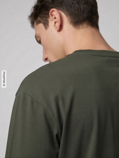 Mężczyzna nosi Regular Fit Langarmshirt aus Baumwoll-MIx Modell 'Laze Longsleeve' von HUGO, bluzka z długim rękawem, ciemnozielona, gładka faktura, Herren Langarmshirt von HUGO, detailaufnahme tyłu, KI-modifiziertes Bild.
