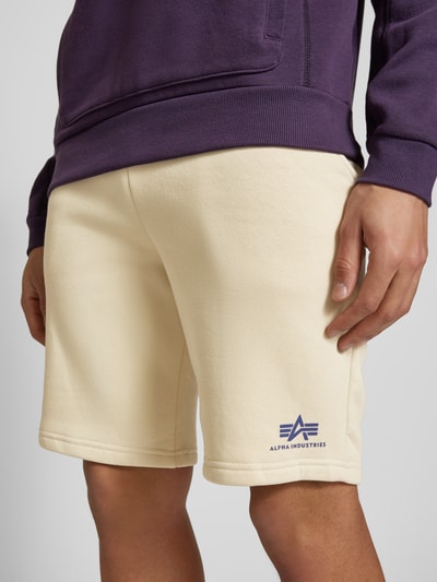 Alpha Industries Sweatshorts mit elastischem Bund und Tunnelzug Offwhite 3