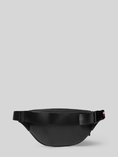 Produktfoto, Bauchtasche mit Strukturmuster von Tommy Hilfiger aus robustem Material in Schwarz, Hauptfach mit Reißverschluss, Label-Schriftzug, Logo-Details, verstellbarer Schulterriemen mit Klickverschluss, Reißverschlussfach innen, Breite 36 cm, Länge 15 cm, Tiefe 5 cm, Länge Schulterriemen 90 cm.