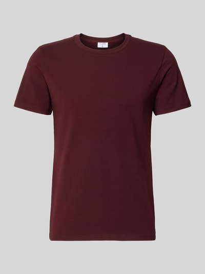 Produktfoto, T-Shirt mit Rundhalsausschnitt von Filippa K in dunklem Rot, Baumwoll-Elasthan-Mix, gerader Schnitt, kurzärmlig, auf grauem Hintergrund