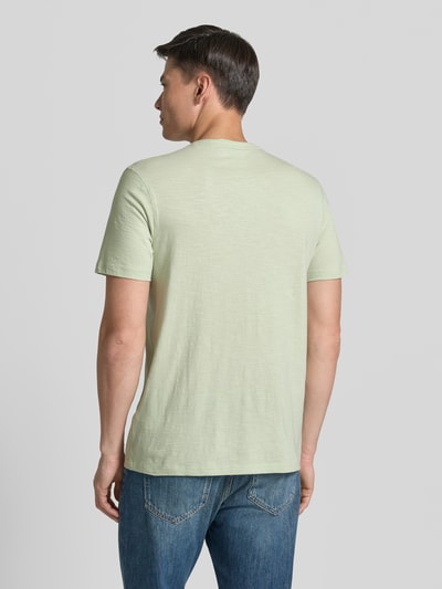 Męski model nosi Regular Fit T-Shirt aus reiner Baumwolle Modell 'TEGOOD' von BOSS Orange w jednolitym kolorze, krótki rękaw, miękka faktura, widok całej sylwetki z tyłu.