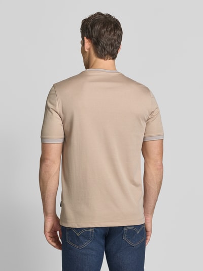 Männermodel trägt T-Shirt mit Rundhalsausschnitt von bugatti, Herren T-Shirt aus Baumwoll-Mix, Regular-Fit, Label-Detail, Rückenlänge 70 cm, Ganzkörperansicht Rückansicht.