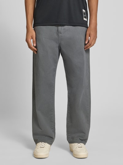 Mannenmodel draagt grijze straight fit jeans uit puur katoen Model 'ALEX ORIGINAL' van JACK & JONES, 5-pocketmodel, knoop- en ritssluiting, voorkant hele lichaam