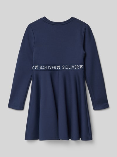 Mädchen trägt Tailliertes Freizeitkleid aus Viskose-Mix von s.Oliver RED LABEL, Optik: Unifarben, Langarm, Midi-Länge, Label-Print, Ganzkörperansicht Rückansicht.