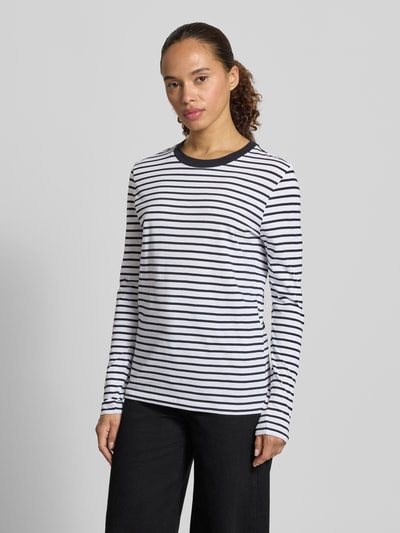 Frauenmodel trägt Regular Fit Langarmshirt aus reiner Baumwolle Modell 'ESSENTIAL' von Selected Femme, Damen, weiß mit schwarzen Streifen, Ganzkörperansicht von vorne.