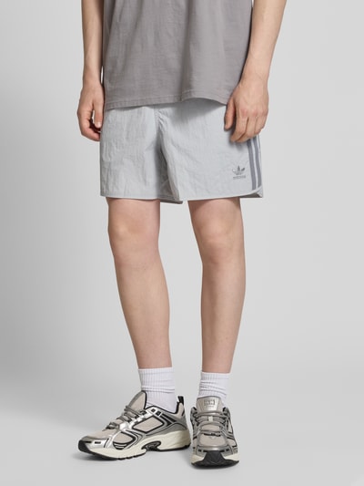 adidas Originals Shorts mit Label-Stitching Mittelgrau 4