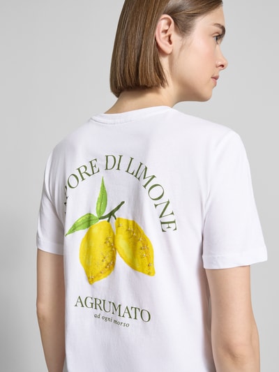 Frauenmodel trägt Damen T-Shirt von Only, Regular-Fit, Optik: Unifarben, Motiv-Stitching mit Zitronen, reine Baumwolle, Ganzkörperansicht Rückansicht.
