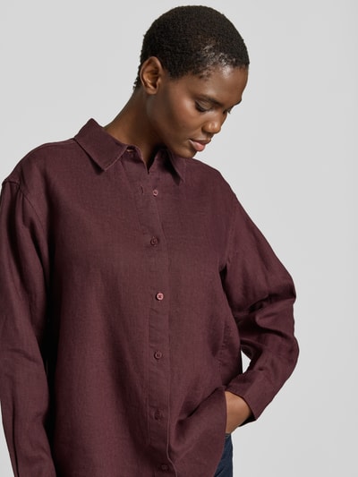 Frauenmodel trägt Regular Fit Leinenbluse mit Knopfleiste von Samsøe Samsøe aus reinem Leinen, Hemdblusenkragen, Nahaufnahme Oberkörper.