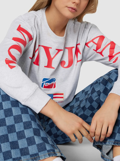 Tommy Jeans Cropped Longsleeve mit Label-Print Hellgrau Melange 3