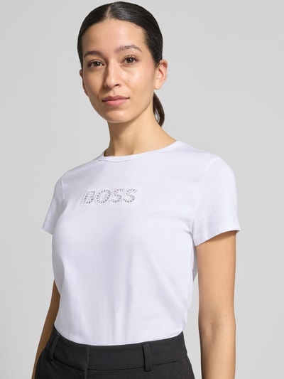 Frauenmodel trägt Regular Fit T-Shirt aus reiner Baumwolle Modell 'Eventsa11' von BOSS, weiß, kurzarm, Label Stitching, Nahaufnahme Oberkörper