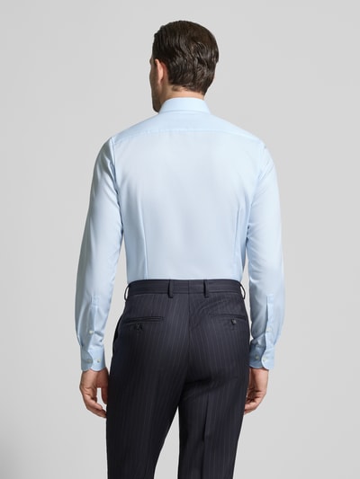 Männermodel trägt Slim Fit Business-Hemd mit Strukturmuster und Kentkragen von OLYMP Level Five, hellblau, Baumwoll-Mix mit Stretch-Anteil, Unifarbenes-Design, Rückenlänge 80 cm, Schulterbreite 41 cm, Ärmellänge 66 cm, Ganzkörperansicht Rückansicht.