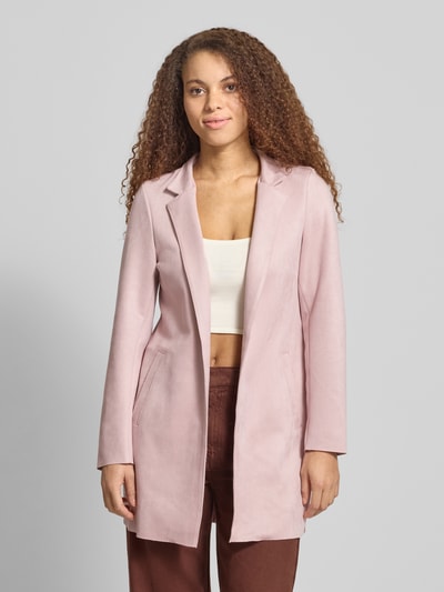 Frauenmodel trägt Regular Fit Jacke in Lederoptik Modell 'SOHO' von ONLY, unifarben, Reverskragen, seitliche Eingrifftaschen, Ganzkörperansicht von vorne.