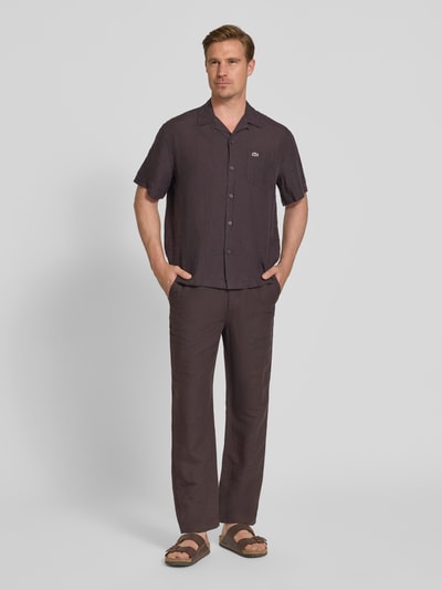 Männermodel trägt Relaxed Fit Leinenhemd mit Resortkragen von Lacoste, Optik: Unifarben, reine Leinenstruktur, Ganzkörperansicht von vorne.