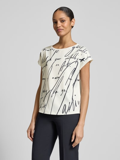 Frauenmodel trägt Relaxed Fit T-Shirt aus Baumwoll-Mix von s.Oliver BLACK LABEL mit Allover-Muster vorn, unifarben hinten, Strass, Nahaufnahme Oberkörper.