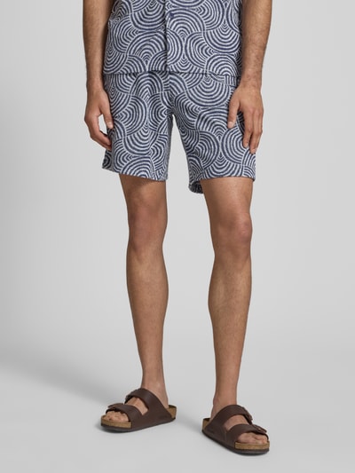 Männermodel trägt Relaxed Fit Sweatshorts mit Baumwoll-Anteil Modell 'CLEMENT' von Only & Sons, Allover-Muster, Frottee, Nahaufnahme Oberschenkel.