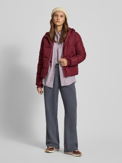 Pieces Kurtka pikowana o kroju regular fit z kapturem model ‘BEE NEW’ Ciemnoczerwony 1