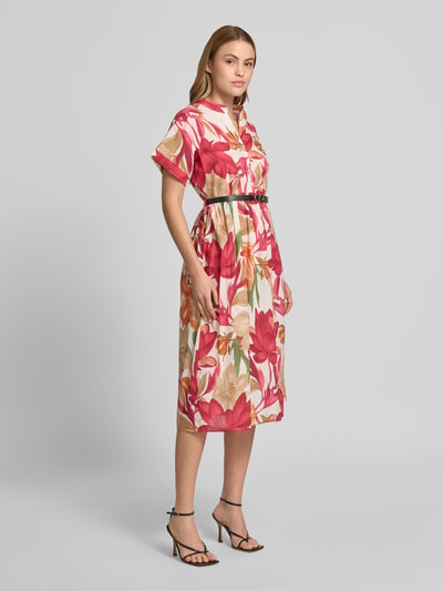 Kobiece modelka nosi Midikleid mit Gürtel Modell 'Za44ritii' od ZABAIONE, czysta bawełna, krój slim fit, tunikowy kołnierz, krótka listwa guzikowa, pasek z metalową klamrą, rękaw 1/2, długość tyłu w rozmiarze S: 115 cm, szerokość w rozmiarze S: 55 cm, długość rękawa w rozmiarze S: 15 cm, kolorowe kwiaty, widok całej sylwetki z przodu.