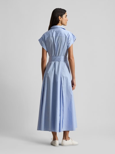 Frauenmodel trägt Tailliertes Hemdblusenkleid aus reiner Baumwolle von Polo Ralph Lauren in Hellblau, unifarben, Maxi-Länge, Rückansicht.