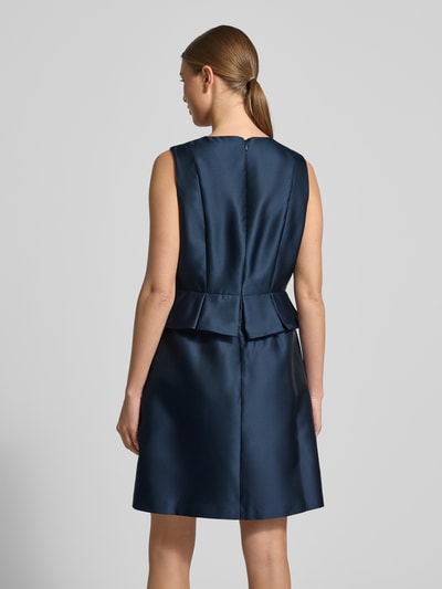 Modelka nosi Regular Fit Minikleid mit Zierbesatz od Adrianna Papell, satyna, kolor granatowy, krój regular fit, tunikowy dekolt, bez rękawów, długość tyłu w rozmiarze 36: 89 cm, szerokość w rozmiarze 36: 46 cm; widok całej sylwetki z tyłu.