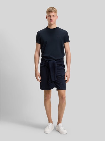 Männermodel trägt Regular Fit T-Shirt aus reiner Baumwolle Modell 'TE_INTERLOCK' von BOSS Orange, Optik: Unifarben, Ganzkörperansicht von vorne.