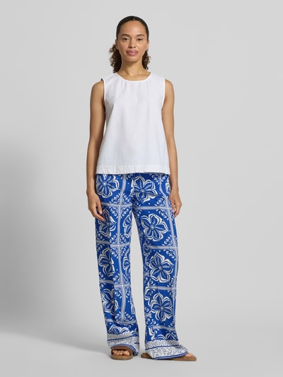 Frauenmodel trägt Weite Hosen aus Leinen-Mix von Tom Tailor in kräftigem Blau mit floralem Muster, Damen Hose, Ganzkörperansicht von vorne.