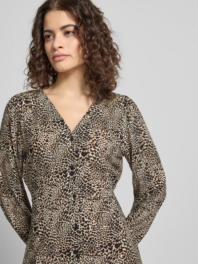 Vrouwenmodel draagt tailliertes vrijetijdsjurk uit zuivere viscose Model 'EVIDA' van Only met all-over motief, v-hals, knoopsluiting, lange ballonmouwen, minilengte, detailopname bovenlichaam
