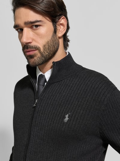 Męski model nosi Strickjacke mit Reißverschluss od Polo Ralph Lauren, czarny kolor, bawełna, regular fit, widok z przodu, zbliżenie na górną część ciała.