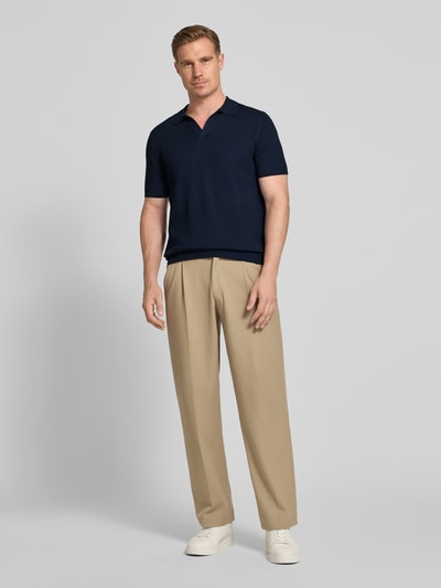 Männermodel trägt Regular Fit Poloshirt mit V-Ausschnitt von Manuel Ritz, Reine Baumwolle, Strickshirt, Rückenlänge 66 cm, Ganzkörperansicht von vorne.