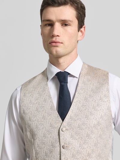 Männermodel trägt Regular Fit Weste mit Viskose-Anteil von Wilvorst, floraler-Allover-Print, helle Farben, Nahaufnahme Oberkörper. Rückenlänge 60 cm, Schulterbreite 36 cm, Brustweite 54 cm, Paspeltaschen, V-Ausschnitt, Knopfleiste, Baumwoll-Mix.