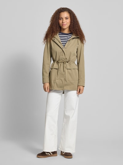 Vrouwenmodel draagt Regular Fit Parka met Tunnelkoord model 'LOUISE' van Only, effen damesparka met capuchon, taillekoord, klepzakken, lange mouw, ritssluiting en drukknoopsluiting, regular fit, frontale lichaamsopname.