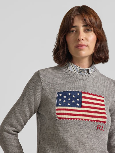 Frauenmodel trägt Regular Fit Strickpullover aus reiner Baumwolle von Polo Ralph Lauren in Grau mit USA-Flagge, Nahaufnahme Oberkörper, Damen Strickpullover von Polo Ralph Lauren