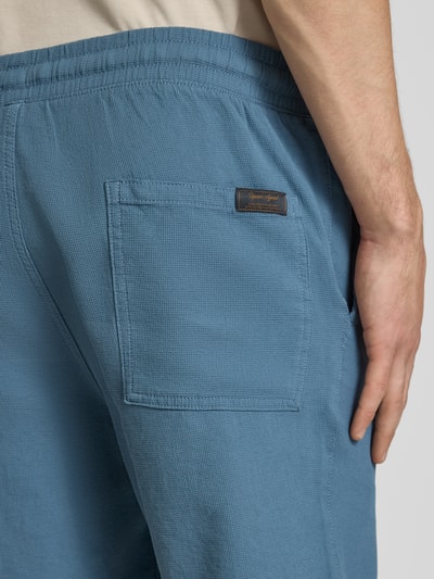 Männermodel trägt Shorts met structuurpatroon model 'JAIDEN' van Jack & Jones, puur katoen, regular fit, elastische band, tunnelkoord, detailaufnahme heup.