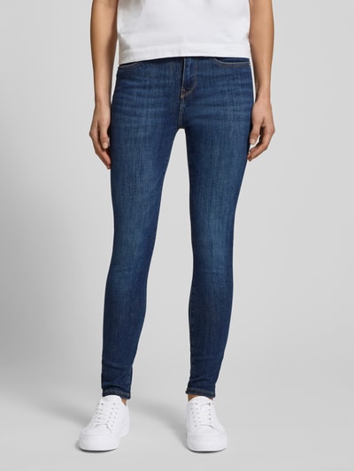 Kobiece modelka nosi Skinny Fit Jeans im 5-Pocket-Design Modell 'COMO' od Tommy Hilfiger Sportswear, mieszanka bawełny ze streczem, detal z logo, zapięcie na guzik i zamek, kolor niebieski, pełny przód, zdjęcie całej sylwetki z przodu.