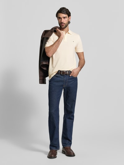 Männermodel trägt Regular Fit Poloshirt mit Stitching von Christian Berg Men in Creme, Reine Baumwolle, Knopfleiste, Ganzkörperansicht von vorne.